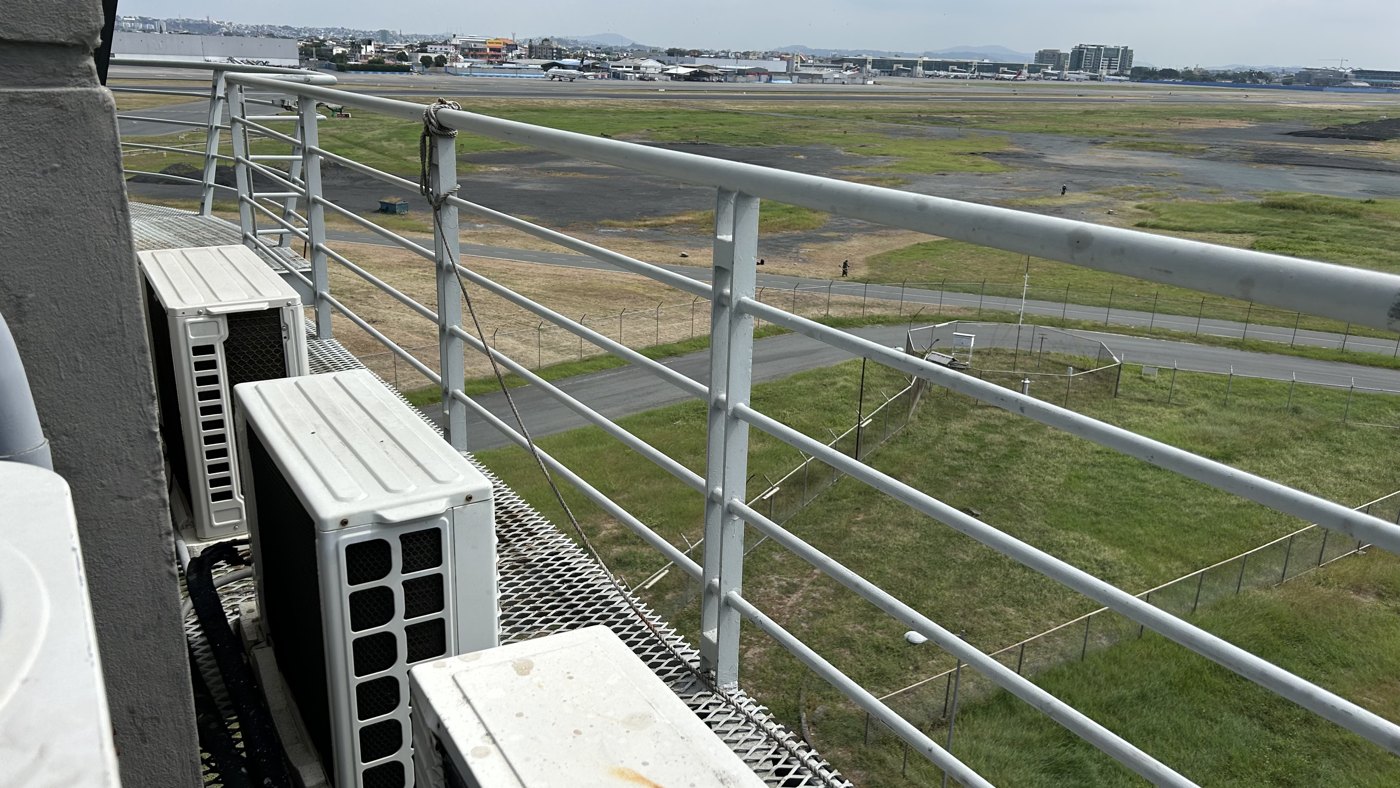 Condensadoras con vista a la pista del aeropuerto de Guayaquil