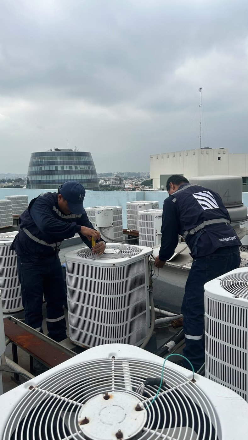 Mantenimiento de condensadoras en azotea de edificio corporativo, Guayaquil