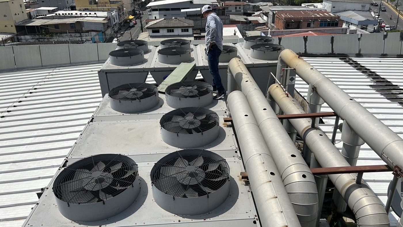 Instalación de chiller en planta industrial en Babahoyo