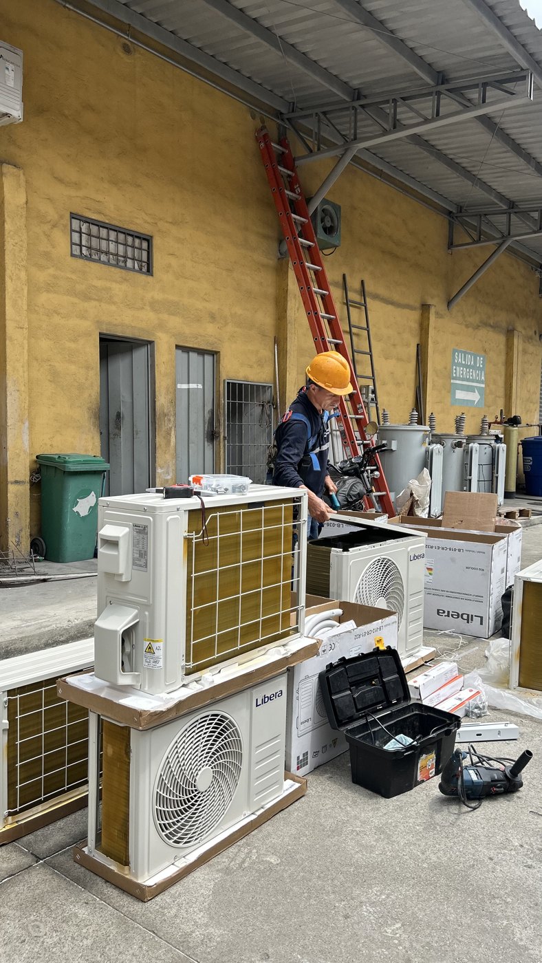 Instalación de equipos de climatización Libera en bodega industrial