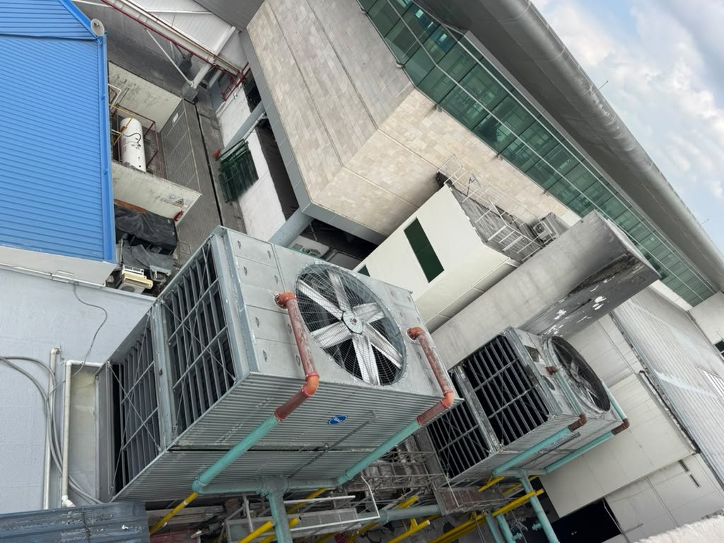 Torres de enfriamiento y chiller en planta industrial, Guayaquil