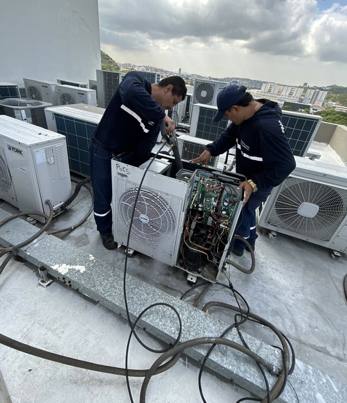 Mantenimiento de condensadoras en azotea, Guayaquil