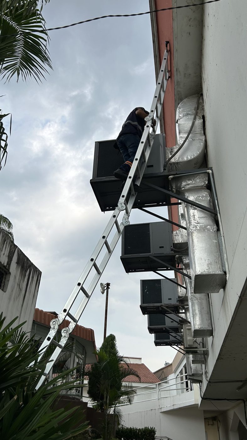 Instalación de condensadoras y ductería en fachada