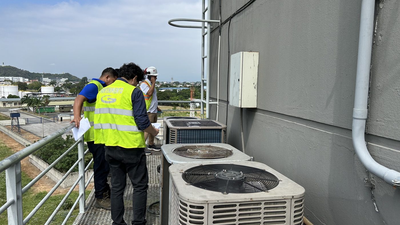 Mantenimiento de condensadoras en planta industrial costera