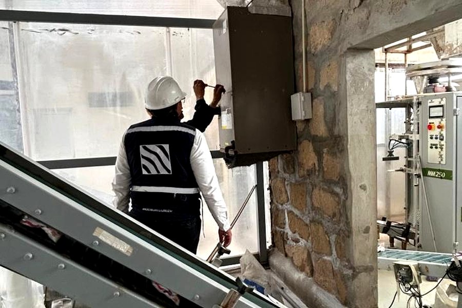 Técnico de Inmilenio realizando mantenimiento preventivo de aire acondicionado industrial en Guayaquil